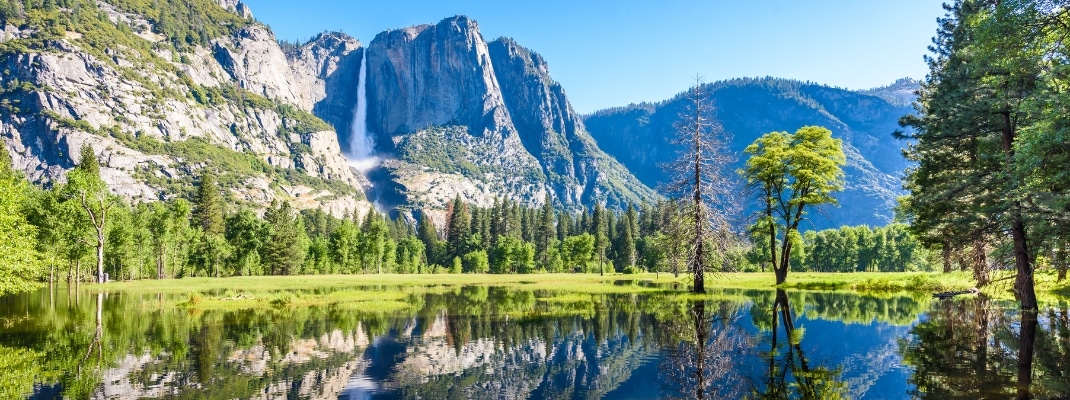 Lake reflection of Yosemite National Park 
