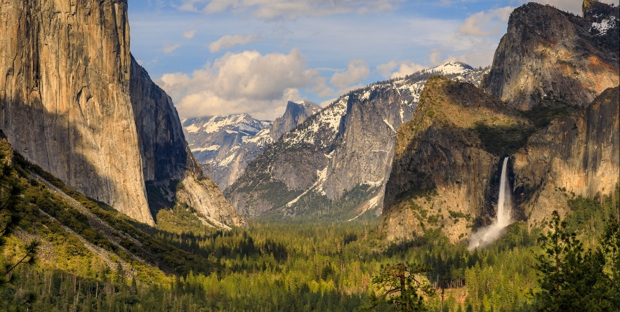 Scenic view of the Yosemite Valley from Tunnel View in the Yosemite National Park, Sierra Nevada mountains with snow in the spring in California, USA